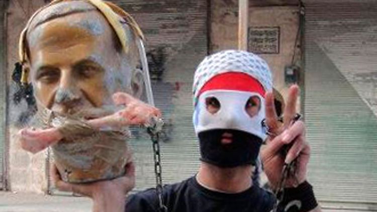 Ein Protestler mit einer Büste von Assads Vater Hafiz.