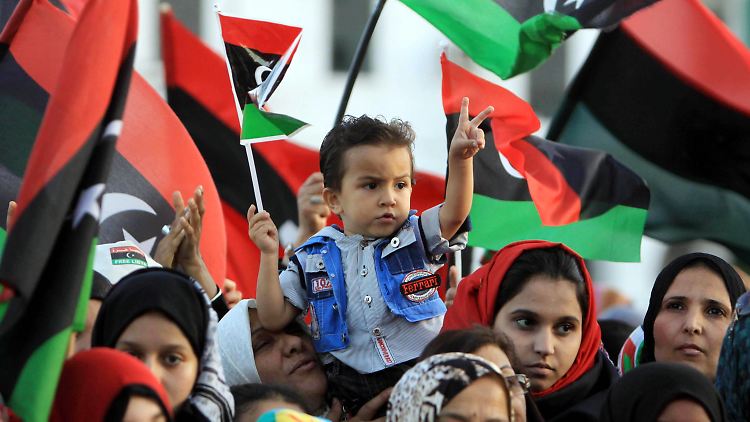Menschen in Tripolis feiern das Ende des Gaddafi-Regimes.