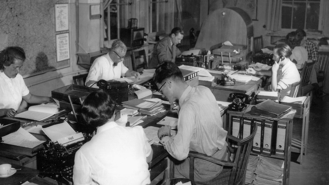 Blick in die Zentralredaktion der dpa in Hamburg (Archivbild von 1956).