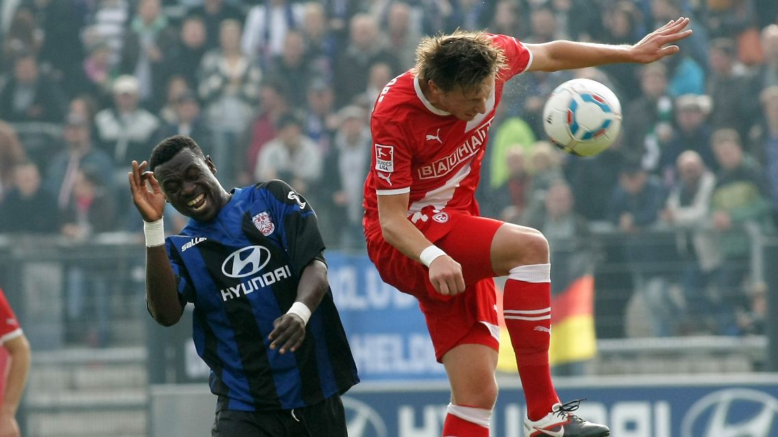Hart umkämpft: Der Frankfurter Macauley Chrisantus kämpft mit dem Düsseldorfer Adam Bodzek um den Ball.