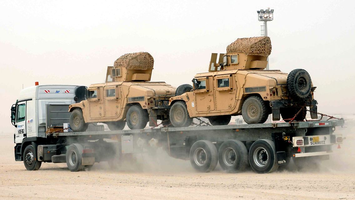 Auch Fahrzeuge werden aus dem Irak abtransportiert.