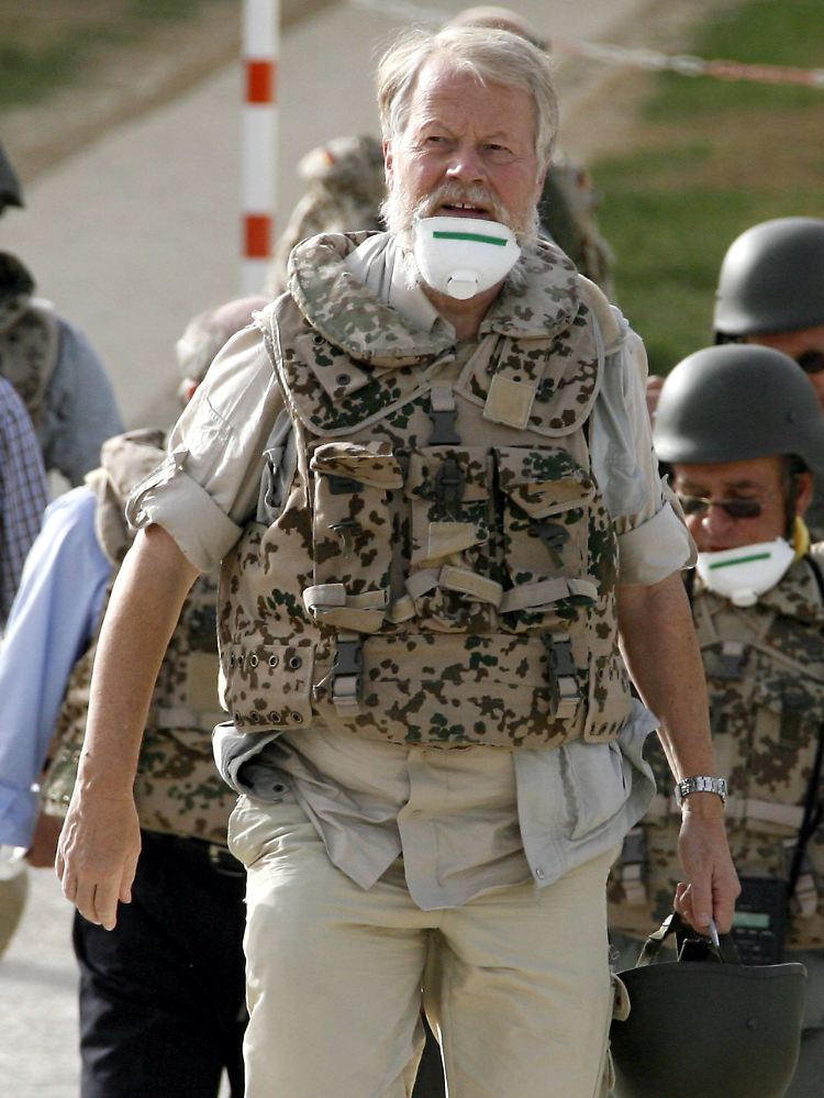 Der verteidigungspolitische Sprecher der Grünen, Winfried Nachtwei, beim Besuch des Bundeswehr-Feldlagers in Kundus im Oktober 2008.