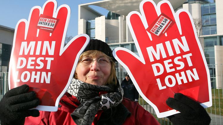 Die Gewerkschaften fordern mindestens 8,50 Euro pro Stunde. Davon ist Merkel noch weit entfernt.