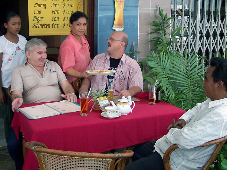 Ulrich Zdrzalek (links9 in seinem Restaurant "Edelweiss" in Phnom Penh