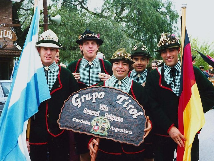 Die argentinische Trachtengruppe "Grupo Tirol" beim Festumzug anlässlich des Oktoberfests in Villa General Belgrano ( Provinz Cordoba).
