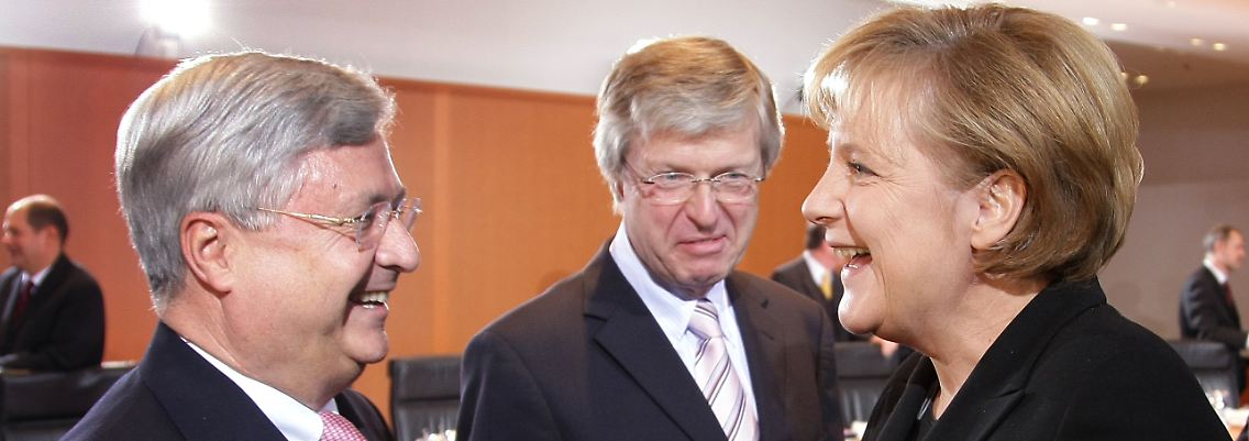 Da freut sich die Kanzlerin: Klaus-Peter Müller, Präsident des Bundesverbandes deutscher Banken (links) bescheinigt ihrer Regierung ein tadelloses Verhalten bei der HRE-Rettung.