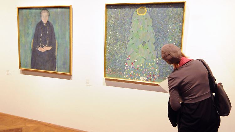 Besucherin vor dem Bild "Sonnenblume" (1907) von Gustav Klimt bei einer Presseführung durch die Ausstellung "Gustav Klimt/Josef Hoffmann - Pioniere der Moderne" im Belvedere in Wien.