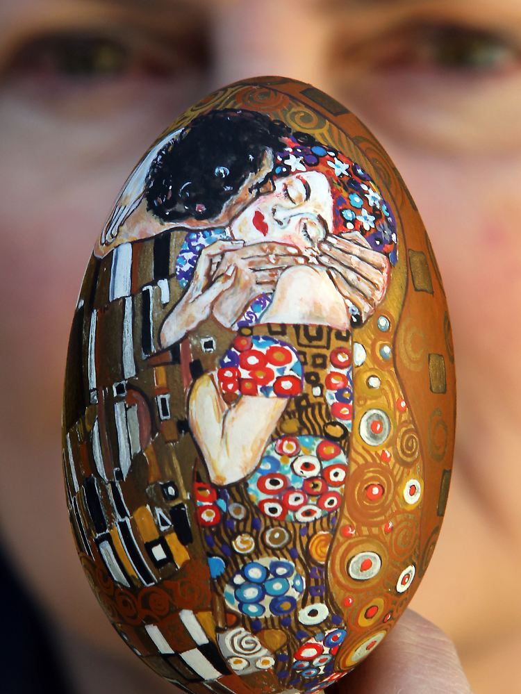 Oft kopiert: "Der Kuss" von Klimt, hier auf einem Osterei im Ostereier-Museum in Nesselwang (Schwaben).