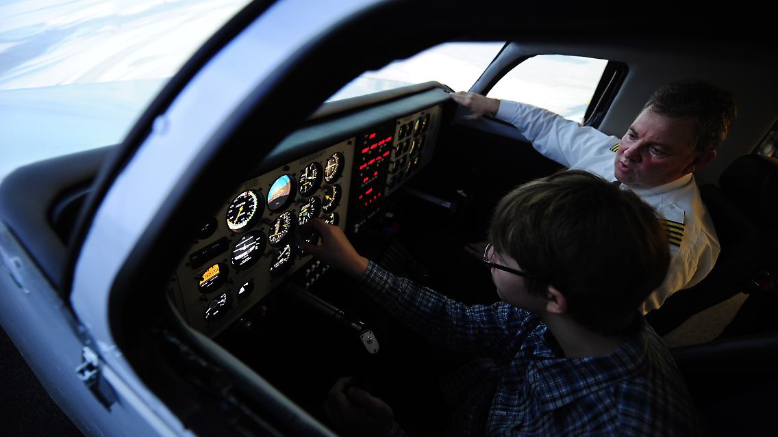 Fluglehrer Ralf Kruse bei der Eröffnung des Flugsimulators Flight Simulations Dresden (FSD) auf dem Flughafen Dresden mit einem Besucher.