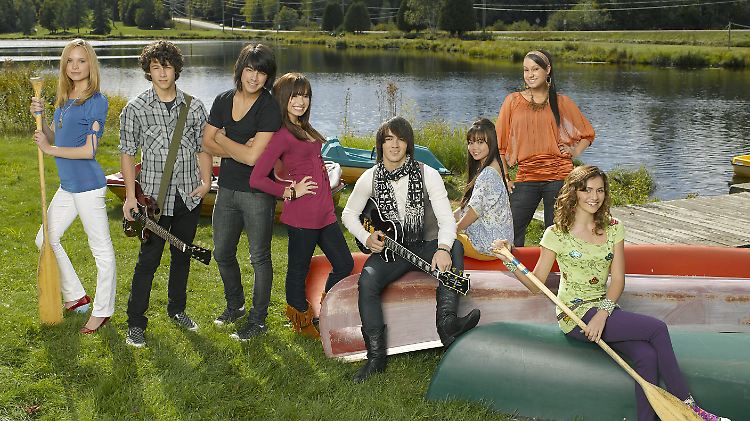 Meaghan Jette Martin als "Tess," Nick Jonas als "Nate," Joe Jonas als "Shane Gray," Demi Lovato als "Mitchie Lopez," Kevin Jonas als "Jason," Anna Maria Perez de Tagle als "Ella," Jasmine Richards als "Peggy" und Alyson Stoner als "Caitlyn"in "Camp Rock".