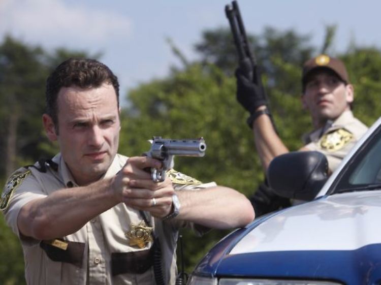 Sagt den Zombies den Kampf an: Sheriff Rick Grimes alias Andrew Lincoln.
