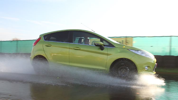Aquaplaning ist gefährlich.