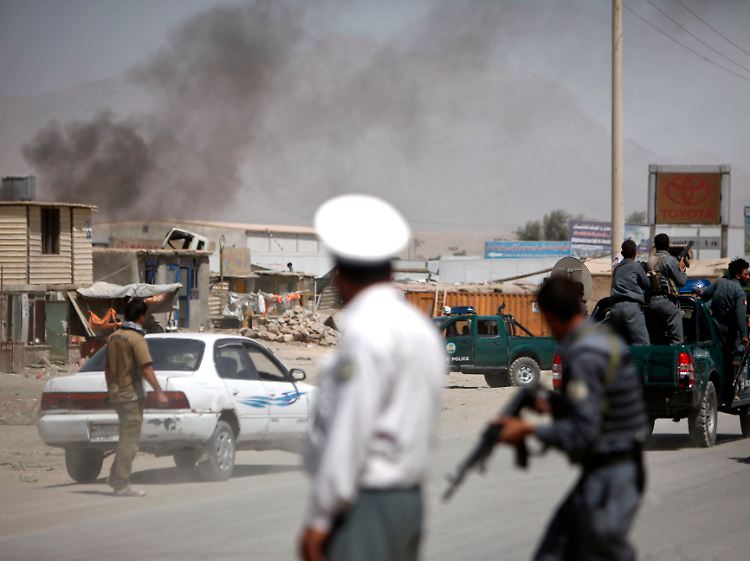 Afghanische Einsatzkräfte nähern sich der Straße, an der ein Attentäter sich und sein Auto in die Luft sprengte.