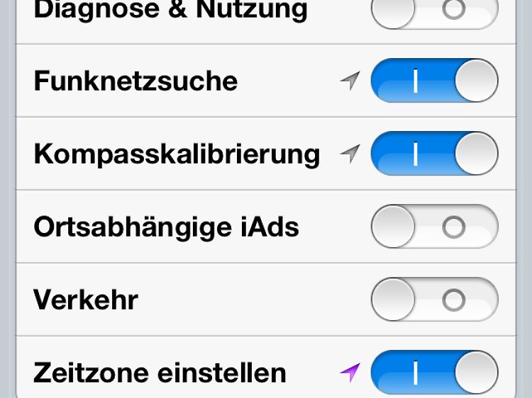 Wenn man den Schalter bei "Zeitzone einstellen" umlegt, hält der Akku des iPhones länger durch.