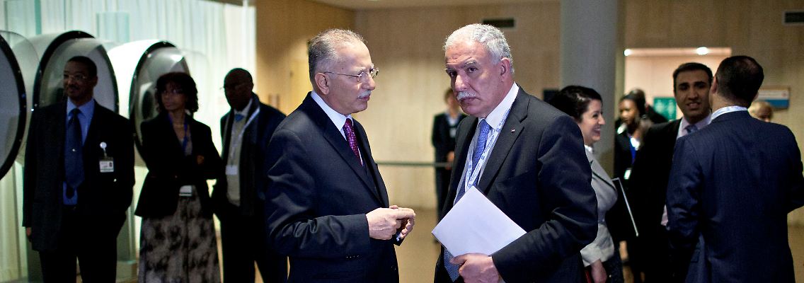 Der palästinensische Außenminister Rijad al-Malki (r.) im Gespräch mit dem Generalsekretär der Organisation für Islamische Zusammenarbeit, Ekmeleddin Ihsanoglu.