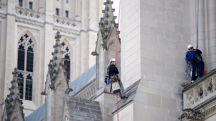 Ein Team von Architekten und Ingenieuren seilt sich an der Fassade der National Cathedral in Washington herab, um Schäden nach dem Erdbeben zu begutachten. (Bild vom 18. Oktober 2011)