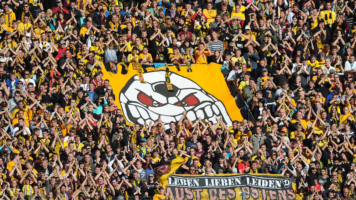 Sie sind viele, sie sind laut: Dresdens Fans. Weil einige von ihnen randalieren, fällt die Fahrt nach Hamburg komplett aus.