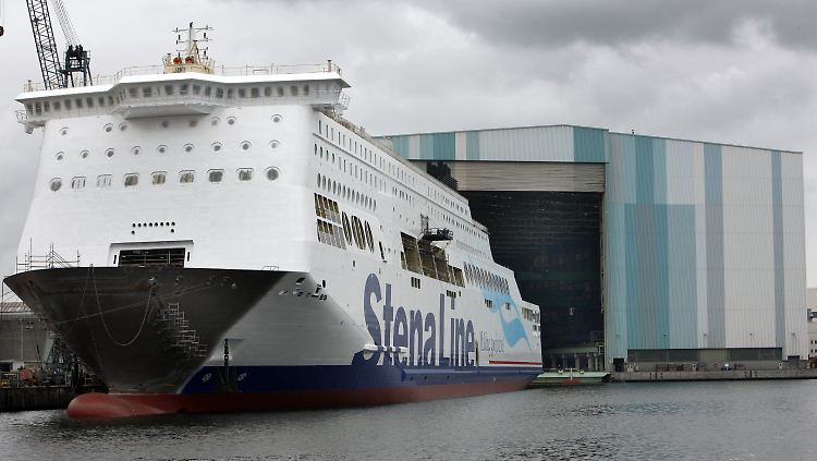 Eine kombinierte Fracht- und Schiffsfähre, die weltweit größte ihrer Art, liegt vor der Schiffbauhalle der Wadan-Werft in Wismar. Bestellt hat sie die schwedische Stena Line (Archivbild).