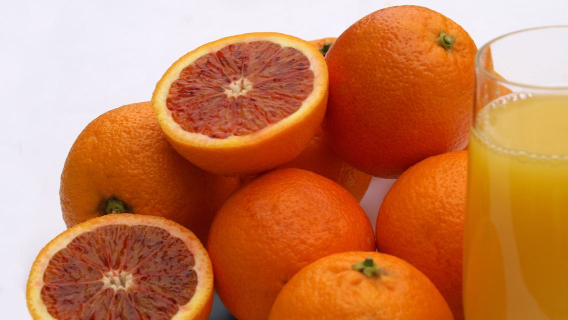 Ein Liter frisch gepresster O-Saft enthält bis zu 500 Milligramm Vitamin C. Ein Saft aus der Flasche sollte mindestens 200 Milligramm liefern, die meisten liegen weit darüber.