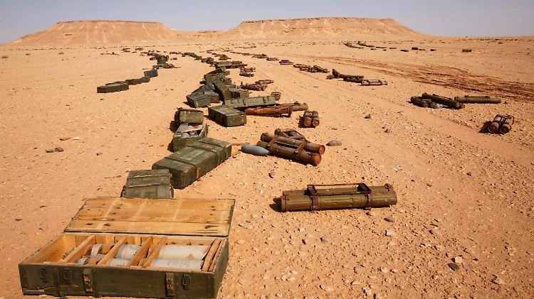 Von der Revolution übriggebliebene Waffen in der Wüste südlich von Sirte.