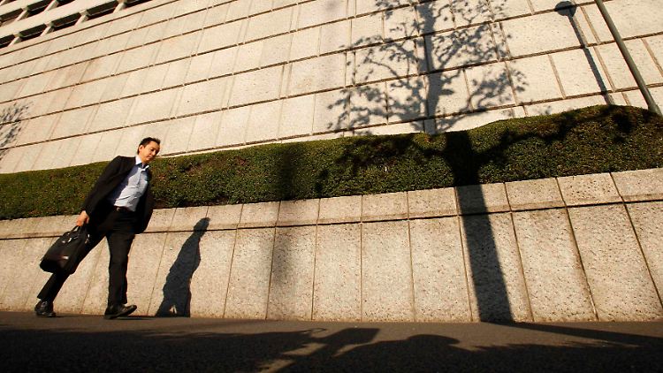 Tokio im Herbst: Das Gebäude der Bank of Japan ist in nachdenkliches Licht getaucht.