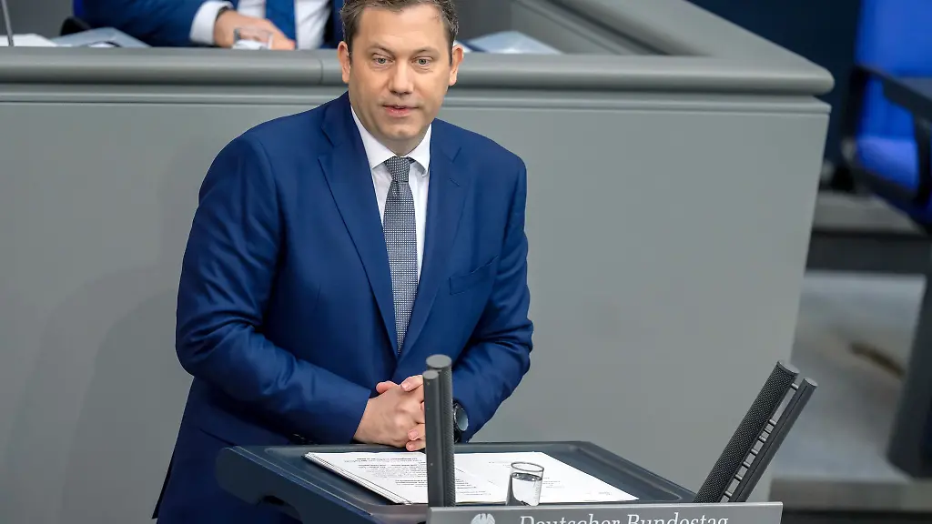 Der-Finanzminister-bringt-den-Haushaltsentwurf-in-den-Bundestag-ein