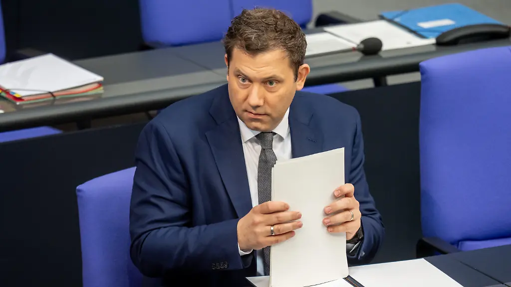 Haushalt im Bundestag: Finanzminister Lars Klingbeil verteidigt  Rekordinvestitionen mit vielen neuen Schulden - ntv.de