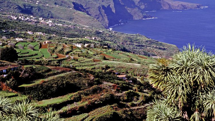 Kleine Dörfer und Ackerbau auf Terrassen: An vielen Orten der Insel wird La Palmas vulkanischer Ursprung sichtbar.