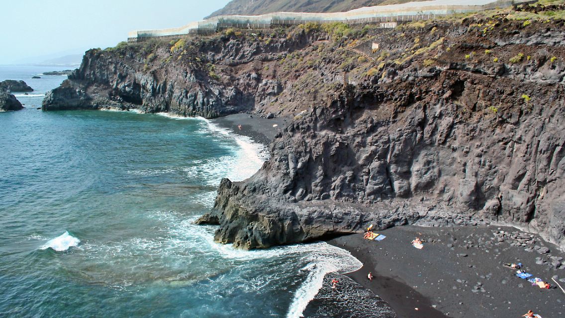 Steile Klippen und schwarze Strände: Als Ziel für einen reinen Badeurlaub ist La Palma weniger geeignet.