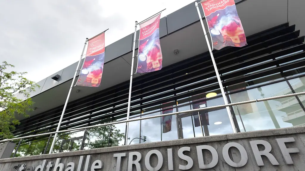 Vor-der-Stadthalle-in-Troisdorf-wurde-ein-Rettungssanitaeter-angegriffen-und-sehr-schwer-verletzt