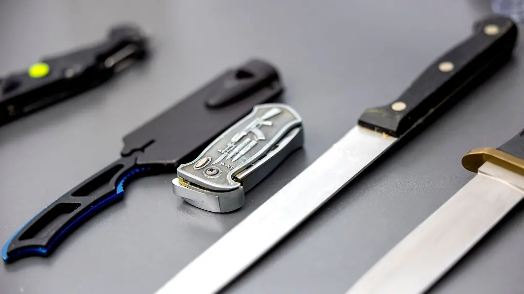 Auf-einem-Tisch-liegen-von-der-Polizei-sichergestellte-verbotene-Stichwaffen