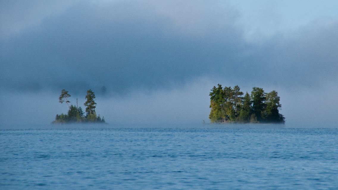 Aufbruch am Morgen: Nach einer kühlen Nacht zieht der Nebel nur langsam von der Oberfläche des Moose Lake im Nordosten Minnesotas ab.