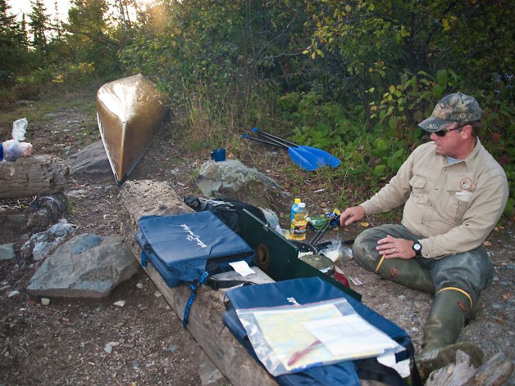 Abends eine warme Mahlzeit im Camp: Bis auf das Trinkwasser müssen die Outfitter alles im Kanu mitnehmen, was sie in den Boundary Waters verspeisen möchten.