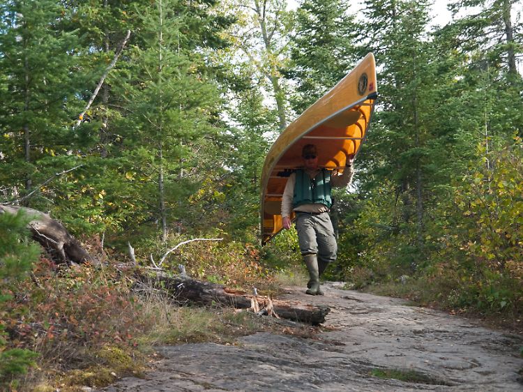 Zwischen den Seen: Zu einer Kanuwanderung in den Boundary Waters gehören auch viele Portages, bei denen das Boot von See zu See getragen wird.