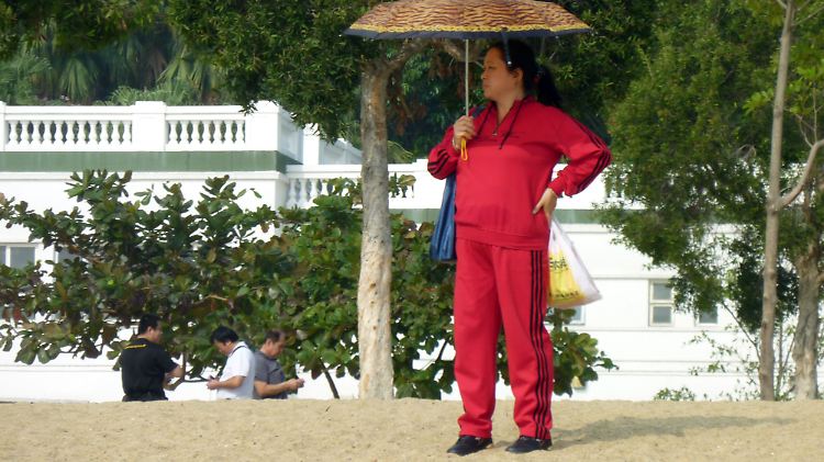 Kontrastprogramm zum Großstadtdschungel: Hongkong hat über 40 offizielle Sandstrände. Nicht jeder Sonnenanbeter dort entspricht vom Outfit her dem klassischen deutschen Badegast.