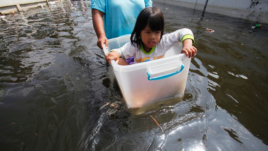 2011-11-01T102124Z_01_BAZ08_RTRMDNP_3_THAILAND-FLOODS.JPG848851995980436089.jpg