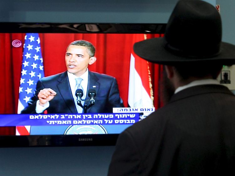 Ein orthodoxer Jude verfolgt die Rede Obamas in Kairo am 4. Juni diesen Jahres.