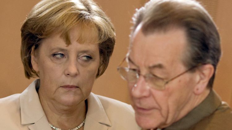 Seit 2006 fordert die SPD den Mindestlohn, doch die CDU war dagegen. Hier Kanzlerin Merkel und Arbeitsminister Müntefering bei einer Kabinettssitzung 2007.