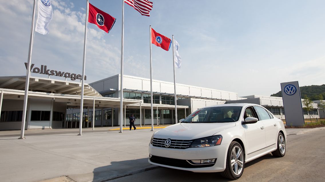 Passat vor dem VW-Werk in Chattanooga.