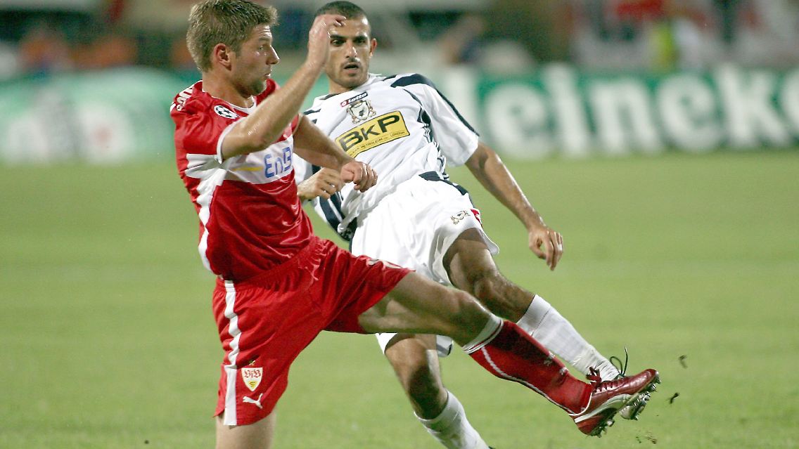 Zweikampf: Stuttgarts Thomas Hitzlsperger und Arman Karamyan vom FC Timisoara.