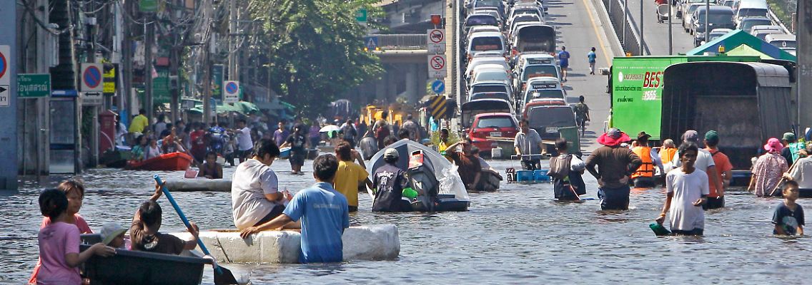 Ein mittlerweile alltägliches Bild in Bangkok: Einwohner waten durch hüfttiefes Wasser.