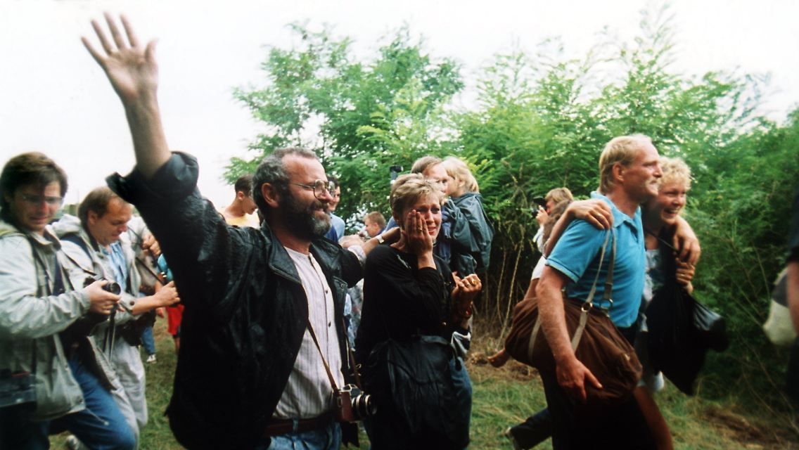Diese erste Massenflucht war der Anfang vom Ende für die DDR mit dem Fall der Berliner Mauer am 9. November.