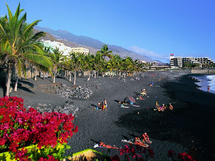 Auf der Kanareninsel La Palma können Urlauber bis spät in den Herbst hinein im Meer baden und sich an den Stränden sonnen.