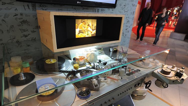 Historischer Schneidetisch in der Ausstellung "Traumfabrik 100 Jahre Film in Babelsberg". Die Dauerausstellung bietet in Themenräumen einen Überblick von der Ideenschmiede, der Produktion bis zur Premiere.