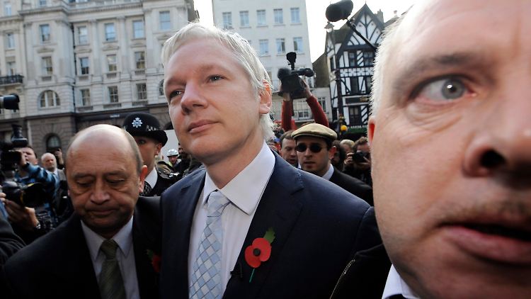 Julian Assange, Mitte, vor dem Gericht in London.