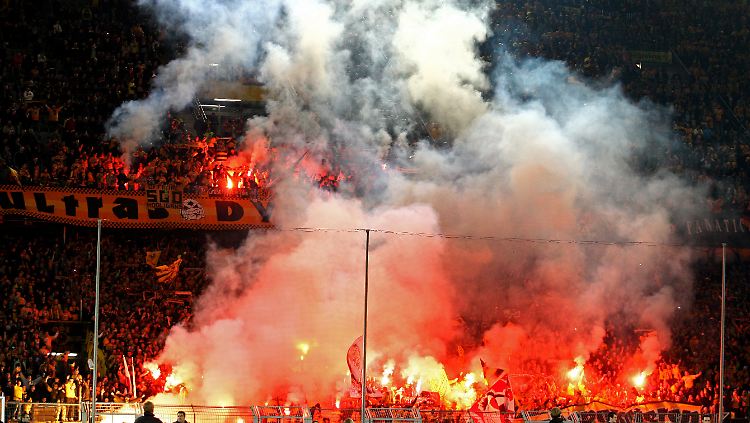 Die Polizeigewerkschaft schätzt die Zahl der gewaltbereiten Fußballfans auf 2500. Insgesamt besuchten in der vergangenen Saison mehr als 17 Millionen Menschen die Spiele im deutschen Profifußball.