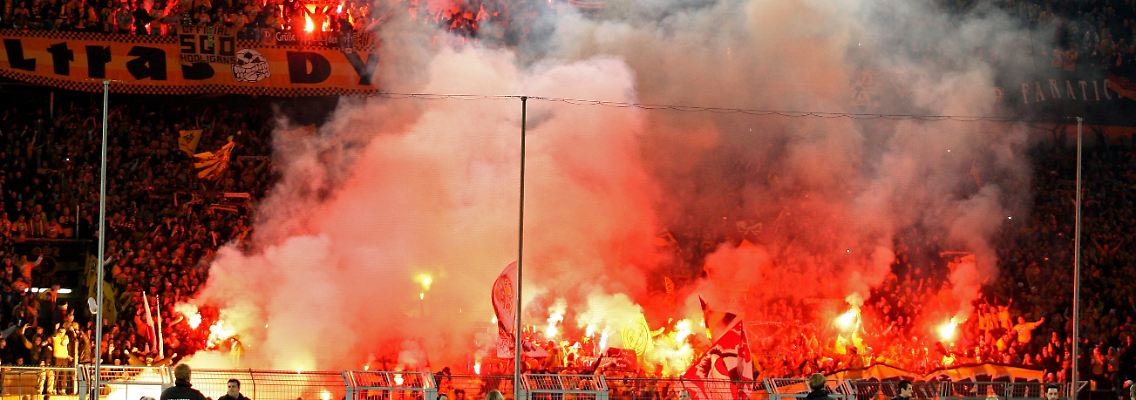 Feuerwerk im Stadion: Dresdner Fans haben beim Pokalspiel in Dortmund aber auch randaliert.