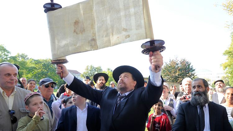 Rabbi Nachum Pressman mit der Thorarolle für eine im September eingeweihte Synagoge in Potsdam.