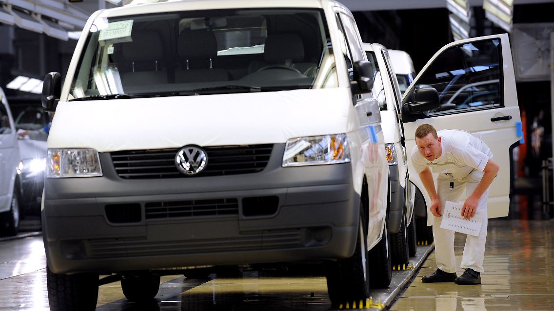Ein Mitarbeiter der Volkswagen AG kontrolliert im Nutzfahrzeug-Werk in Hannover einen T5 Transporter.