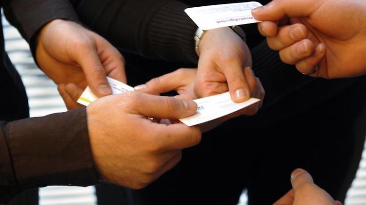 Mittlerweile lebt die Visitenkarte davon, dass man sie eher weniger Leuten gibt. Und dafür ist sie dann was Besonderes.